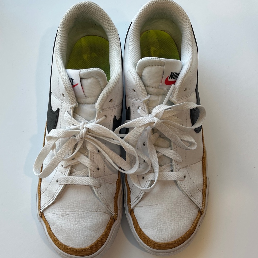 Women’s sz 9 Nike Court Legacy sneakers